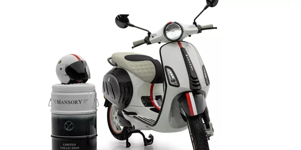 Chiếc xe tay ga điện có trang trí ngoại thất bằng sợi carbon và băng ghế bọc da cùng với màu sơn lấy cảm hứng từ Monaco. Ảnh: Mansory. Chiêm ngưỡng xe tay ga điện Vespa.jpg