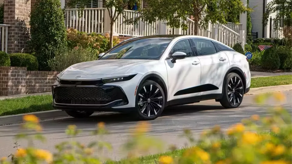 Xe hybrid có giá từ nhà sản xuất là 41.445 USD. Ảnh: Toyota. Những chiếc xe hybrid tốt nhất để mua.jpg