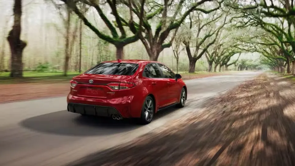 Xe hybrid này được trang bị động cơ 4 xi-lanh. Ảnh: Toyota. Những chiếc xe hybrid tốt nhất để mua.jpg