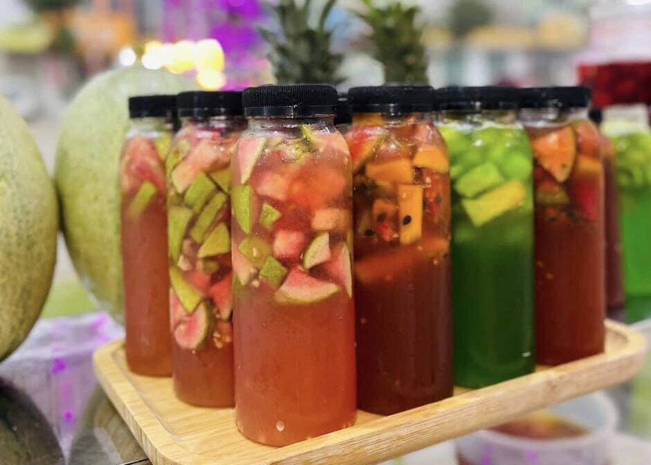 Uống nước chanh, bạc hà, nước dừa, nước ép nha là các loại đồ uống có thể giúp chúng ta giữ nước trong mùa hè. Ảnh: PHƯƠNG LÊ. Bổ sung nước trong mùa hè bằng các loại đồ uống này.jpg