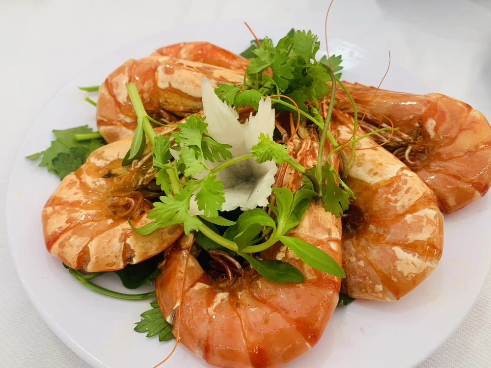 Hải sản, như cá hồi, tôm, hàu... rất giàu protein, B12, sắt, selen, kẽm, vitamin D và nhiều chất dinh dưỡng quan trọng khác. Ảnh: PHƯƠNG LÊ. Top hải sản lành mạnh nhất nên ăn.jpg