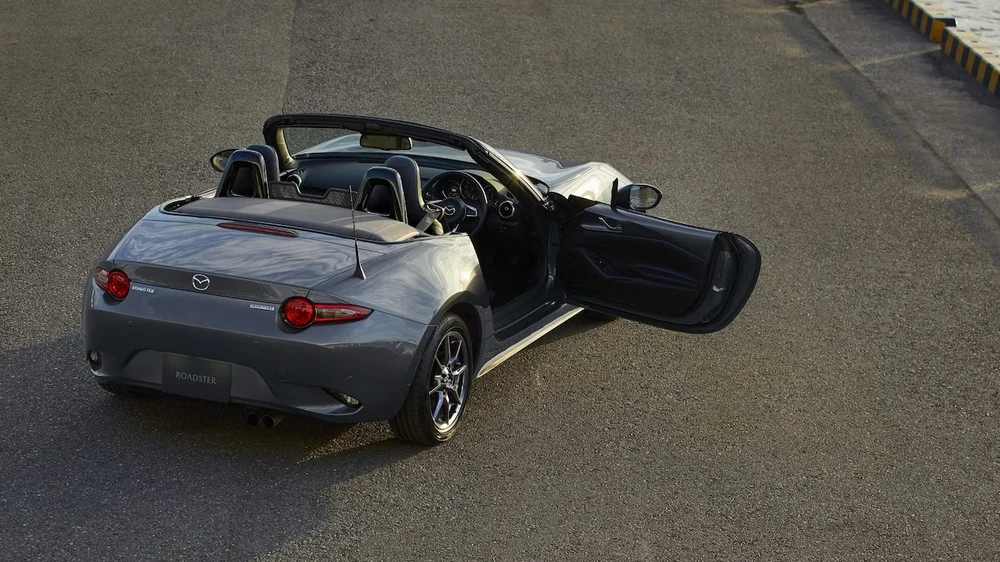Ô tô Mazda MX-5 được trang bị động cơ 2.0 lít. Ảnh: Mazda. Mẫu xe ô tô hoàn toàn mới với công nghệ lạc hậu.jpg