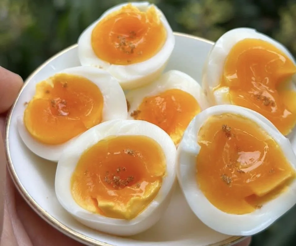Tiêu thụ lòng trắng trứng có thể mang lại những lợi ích cho sức khỏe như tăng khối lượng và sức mạnh cơ bắp, đồng thời có khả năng giảm mức cholesterol. Ảnh: PHƯƠNG LÊ. Lòng trắng trứng có tốt cho sức khỏe không?.jpg