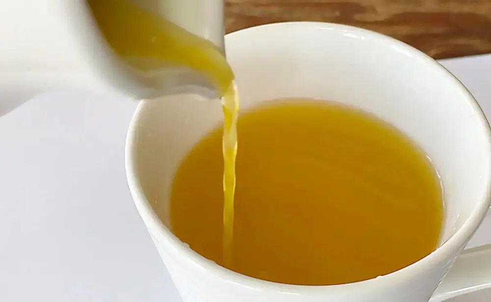 Bạn hãy thử những đồ uống thảo dược như trà hoa cúc, trà gừng, sữa nghệ, trà bạc hà, nước ép anh đào... trước khi đi ngủ để có giấc ngủ ngon hơn. Ảnh: NDTV. Để có giấc ngủ ngon hơn bạn nên tiêu thụ những đồ uống này.jpg