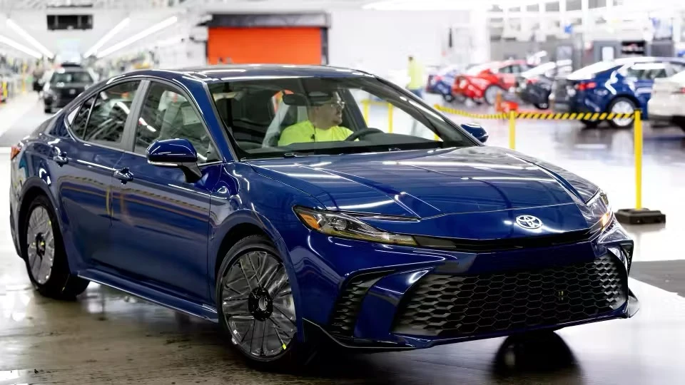 Phiên bản hybrid mới của Toyota Camry 2025 đã rời dây chuyền lắp ráp tại Kentucky, tiếp tục truyền thống lâu đời của những chiếc Camry do Mỹ sản xuất. Ảnh: Toyota. Toyota Camry 2025 phiên bản hybrid đã bắt đầu được sản xuất với giá 710 triệu đồng.jpg