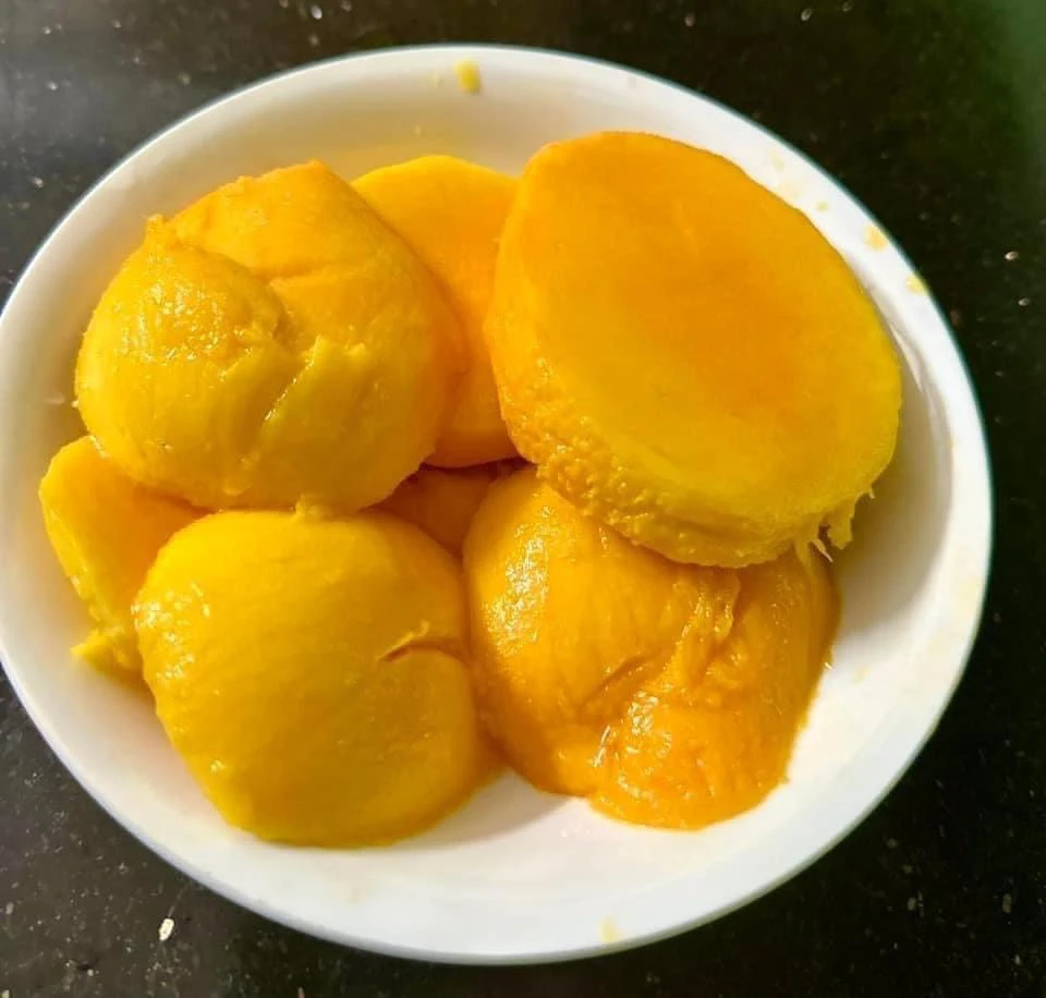 Xoài sống là một kho chứa Vitamin C, trong khi xoài chín rất giàu chất chống oxy hóa. Cả hai loại xoài đều có những lợi ích sức khỏe riêng biệt. Ảnh: PHƯƠNG LÊ. Xoài sống và xoài chín, loại nào tốt hơn cho sức khỏe?.jpg