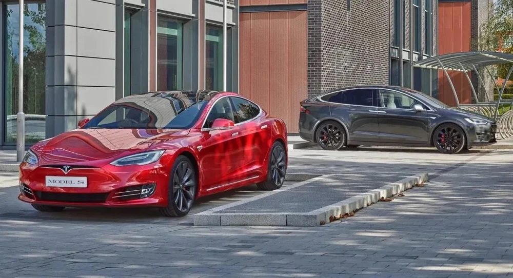 Tesla đang trở nên không được ưa chuộng với các nhà khai thác đội xe ở châu Âu khi việc giảm giá mạnh mẽ nhưng chất lượng lại không ổn định khiến người mua hàng châu Âu e ngại. Ảnh: Carscoops. Chương trình giảm giá điên cuồng của Tesla khiến người mua hàng châu Âu hoảng sợ.jpg