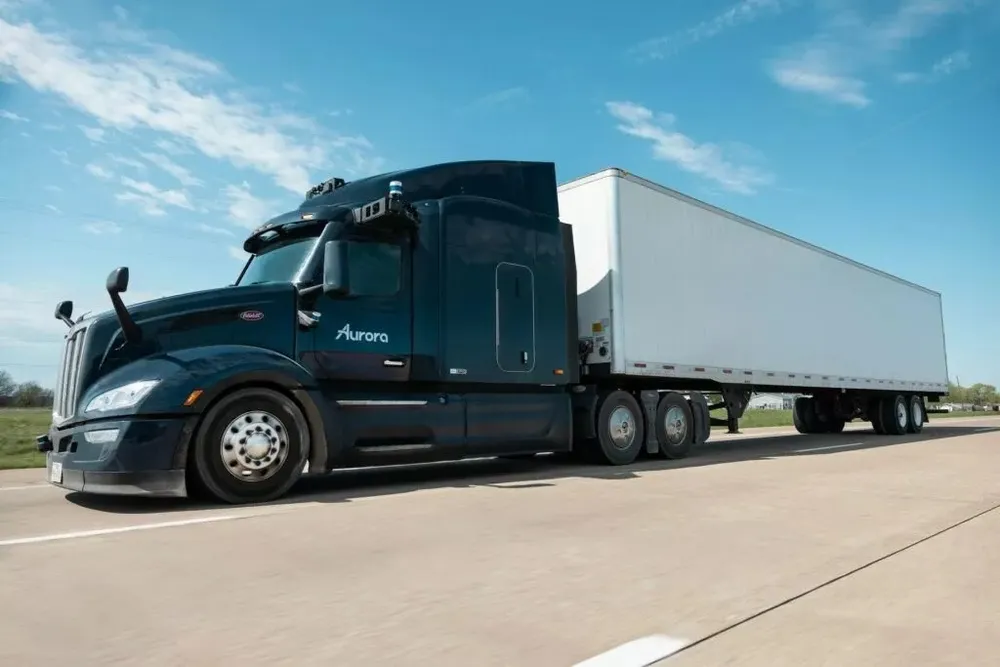 Volvo Autonomous Solutions đã giới thiệu một chiếc xe tải tự lái tại ACT Expo ở Las Vegas, Mỹ. Ảnh: Carscoops. Volvo và Aurora ra mắt xe tải tự lái cấp 4.jpg