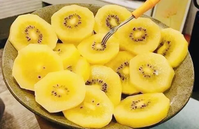 Ăn kiwi giúp cân bằng mức độ điện giải của cơ thể khi mắc bệnh sốt xuất huyết vì nó giúp tăng cường khả năng miễn dịch và giúp hình thành các tế bào hồng cầu. Ảnh: PHƯƠNG LÊ. Ăn nhiều Kiwi để chống sốt xuất huyết trong mùa mưa.jpg