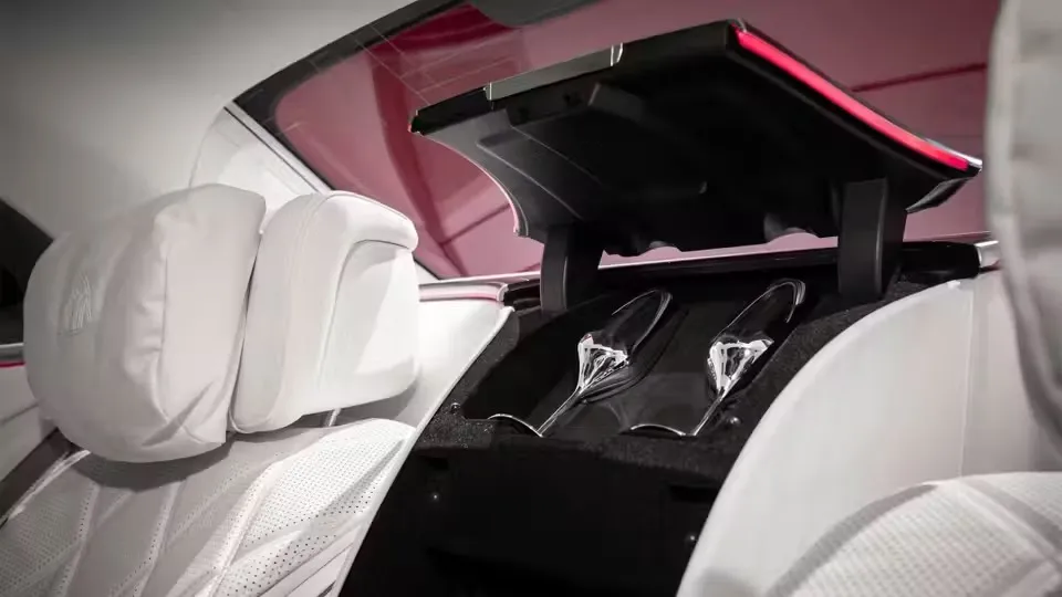 Mercedes-Benz Maybach có tính năng mới là tủ lạnh có miếng đệm từ tính để cố định giữa hai chai sâm panh và ba chai nước với giá khoảng 108 triệu đồng. Ảnh: Mercedes. Đây là tính năng mới trên ô tô đắt nhất năm 2024.jpg