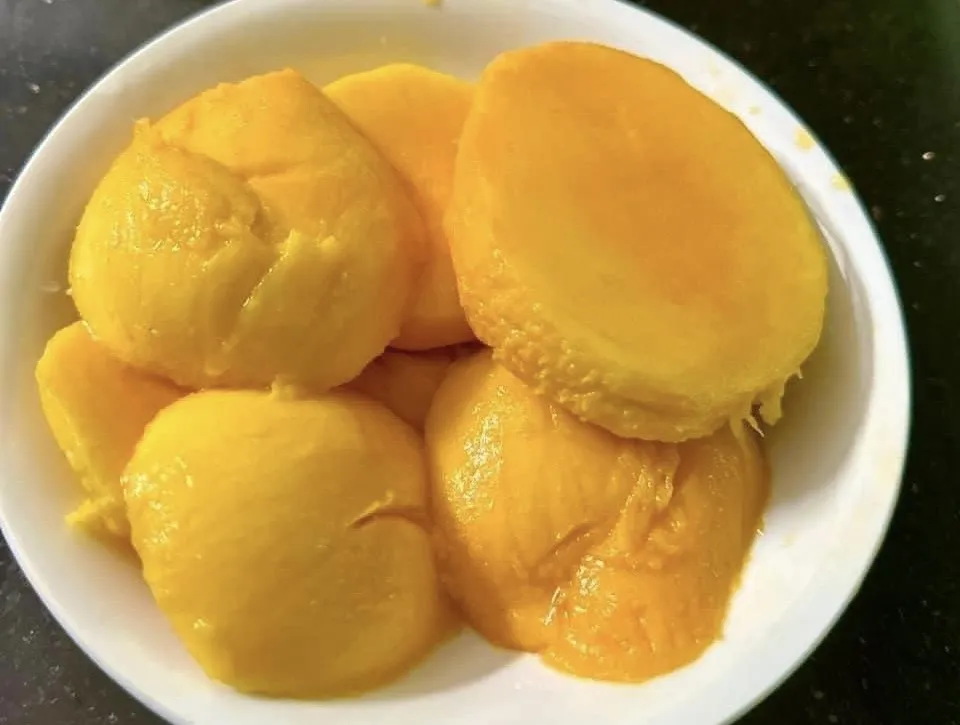 Thưởng thức xoài tươi, xay thành sinh tố hay dùng trong các món ăn, dù chế biến xoài theo cách nào vẫn luôn là sự bổ sung tươi mát cho những ngày hè oi ả. Ảnh: PHƯƠNG LÊ. 5 công thức chế biến xoài cho bữa ăn sáng lành mạnh.jpg