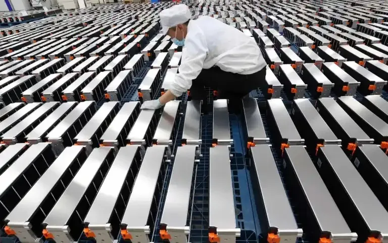 Trung Quốc đang vượt qua Mỹ trong lĩnh vực sản xuất xe điện giá rẻ và Ford đang yêu cầu sự giúp đỡ của nước này. Ảnh: STR/AFP. Trung Quốc đang chế tạo những chiếc xe điện giá rẻ nhất thế giới.jpg