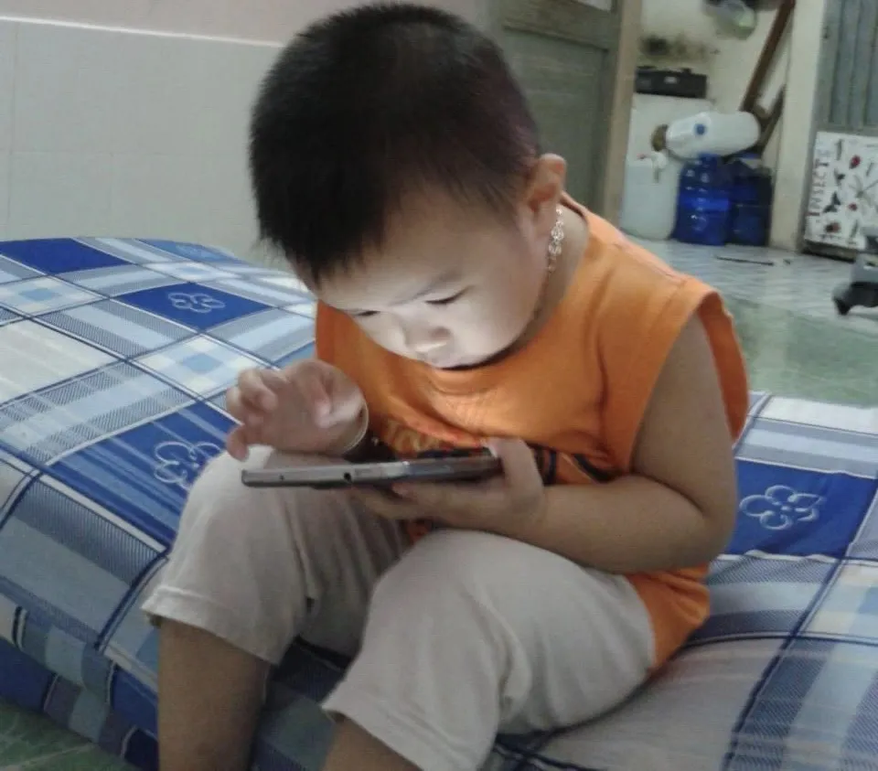 Đặt giới hạn thời gian sử dụng, tắt những thông báo không cần thiết, tham gia các hoạt động thay thế… là một số lời khuyên để giảm thời gian sử dụng điện thoại. Ảnh: PHƯƠNG LÊ. Làm theo những lời khuyên sau để giảm thời gian sử dụng điện thoại.jpg