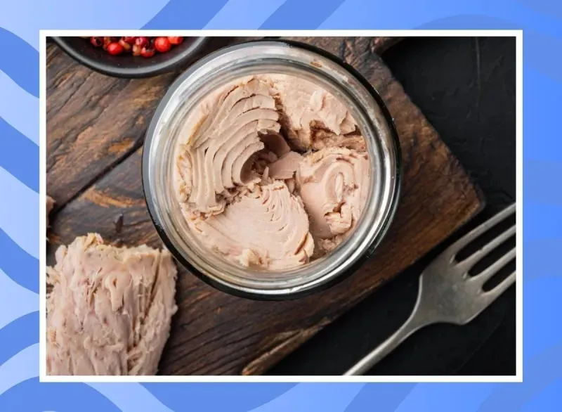 Cá ngừ đóng hộp là nguồn protein nạc và axit béo omega-3 bổ dưỡng, ít chất béo, giàu vitamin và khoáng chất... khiến nó trở thành thực phẩm tiện lợi và lành mạnh. Ảnh: iStock. Cá ngừ đóng hộp có tốt cho sức khỏe không?.jpg