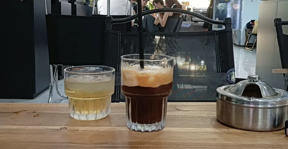 Theo dõi lượng tiêu thụ caffeine, chọn cà phê chất lượng, hạn chế đường và sữa... là một số yếu tố bạn nên cân nhắc nếu thường xuyên uống cà phê. Ảnh: PHƯƠNG LÊ. 10 điều cần ghi nhớ nếu bạn là người thường xuyên uống cà phê.jpg