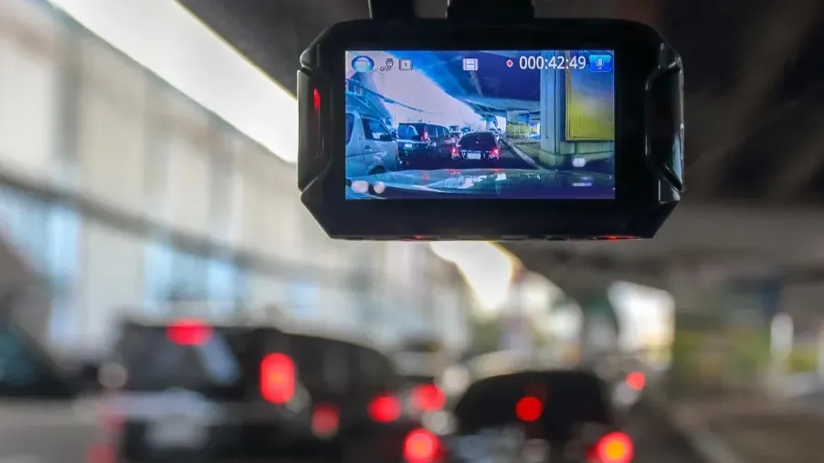 Lắp đặt camera hành trình là một ý tưởng tuyệt vời vì nó có thể hữu ích trong một số tình huống như gặp tai nạn xe hơi hoặc bị cảnh sát chặn lại. Ảnh: Motorbiscuit. Bạn có nên lắp camera hành trình không?.jpg