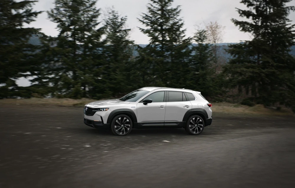 Nhà sản xuất ô tô Mazda vừa ra mắt mẫu Mazda CX-50 hybrid 2025 tại Mỹ và nó là mẫu crossover với hệ truyền động mới. Ảnh: Mazda. Ra mắt Mazda CX-50 hybrid 2025 phiên bản cao cấp nhất có giá 850 triệu đồng.jpg