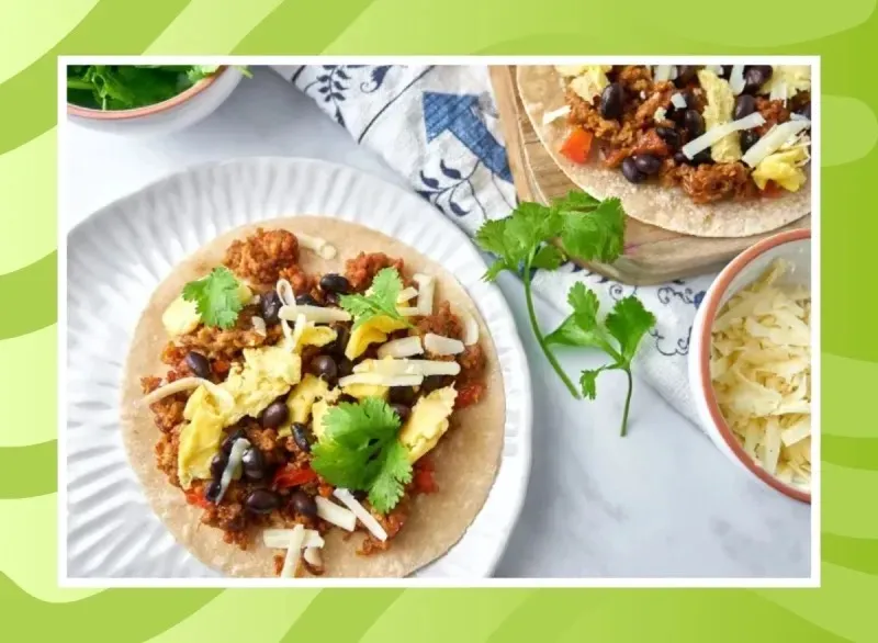 Salad đậu cải xoăn cá hồi, trứng ốp la đậu đen chay, bánh đậu đen và khoai lang... là những công thức nấu ăn giàu chất xơ tốt nhất để giảm cân. Ảnh: Carlene Thomas. Đây là những công thức nấu ăn giàu chất xơ để giảm cân.jpg