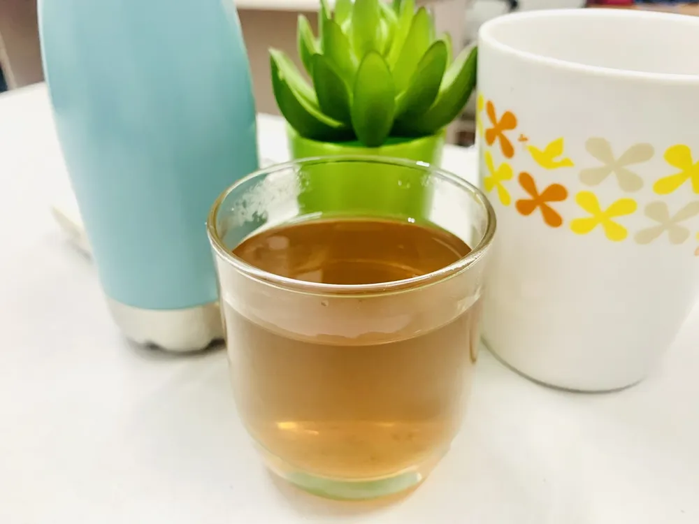 Uống trà hoa cúc, trà xanh, trà thảo quả... trước khi đi ngủ có thể giúp làm dịu tâm trí để bạn và ngủ ngon hơn. Ảnh: PHƯƠNG LÊ. Một số loại trà uống trước khi đi ngủ để ngủ ngon hơn.jpg