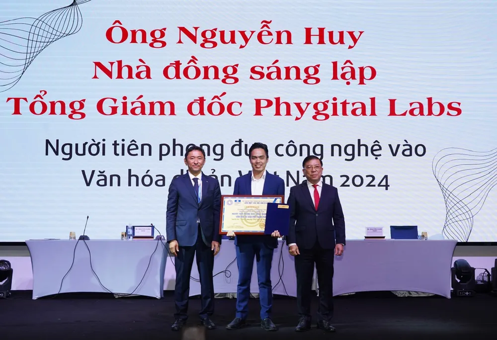 CEO Huy Nguyễn cũng được vinh danh là “Người tiên phong đưa Công nghệ vào Văn hoá Di sản Việt Nam 2024”. Ảnh: Phygital Labs. Ứng dụng công nghệ để khai thác bản quyền di sản, thúc đẩy công nghiệp văn hóa.jpg