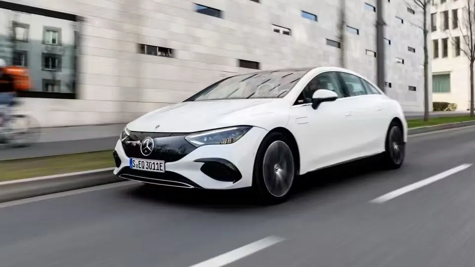 Mới đây, ô tô điện Mercedes-Benz EQE đỗ trong bãi đỗ xe ở Incheon, Hàn Quốc đã bốc cháy mà không rõ nguyên nhân. Ảnh: Mercedes. Ô tô điện phát nổ trong bãi đỗ xe khiến 23 người phải nhập viện.jpg