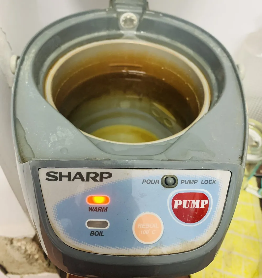 Các nhà nghiên cứu tiết lộ rằng đun sôi nước và lọc nước trước khi uống có thể là biện pháp đơn giản bạn cần thực hiện để giảm lượng vi nhựa. Ảnh: PHƯƠNG LÊ. Đun sôi nước để uống có thể an toàn hơn không?.jpg