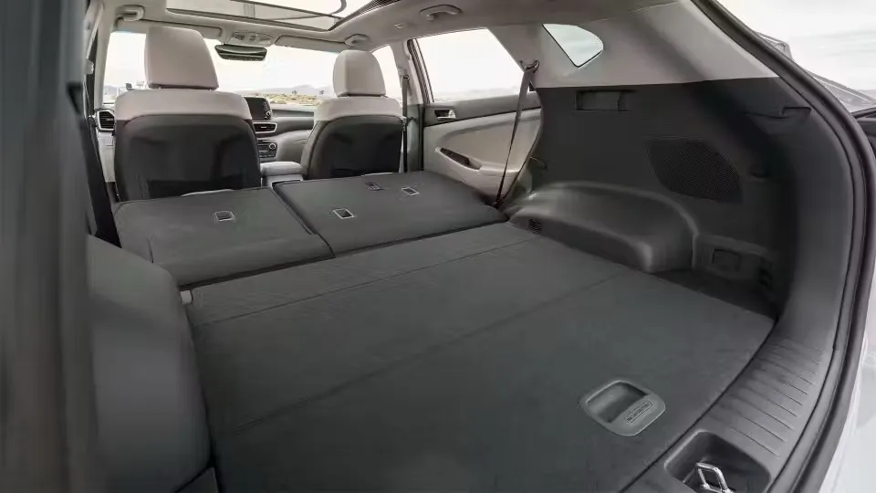 Hyundai Tucson 2020 có sức chứa năm người lớn và cung cấp 9,5 m khối không gian chứa đồ phía sau hàng ghế. Ảnh: Hyundai. Tại sao Hyundai Tucson 2020 là mẫu xe cũ tốt nhất để mua.jpg