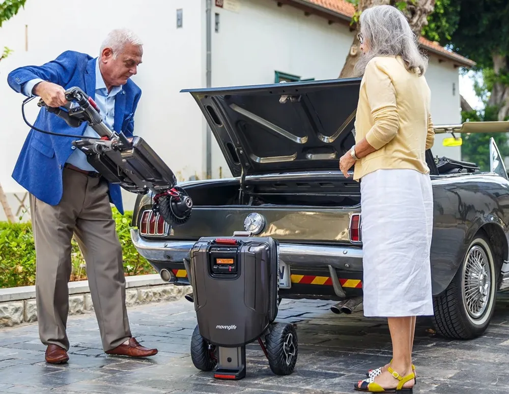 Xe lăn điện có thể gấp gọn lại trong vòng 10 giây như chiếc vali để cất giữ hoặc vận chuyển khi đi du lịch, dã ngoại. Ảnh: Atto. Độc đáo chiếc xe lăn điện có thể tự điều chỉnh theo người sử dụng và gấp gọn.jpg