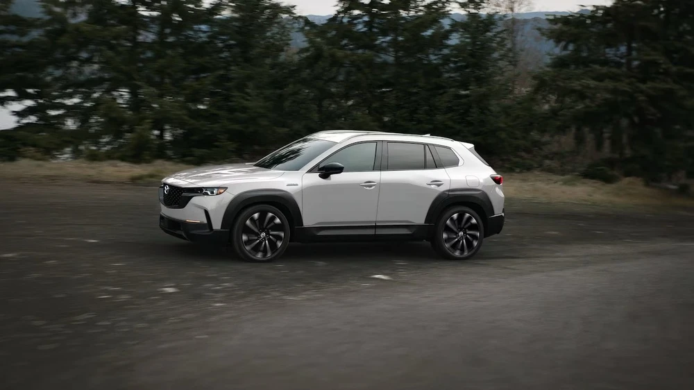 8 nhà sản xuất ô tô bắt chiếc hãng Toyota sản xuất mẫu xe lai.jpg