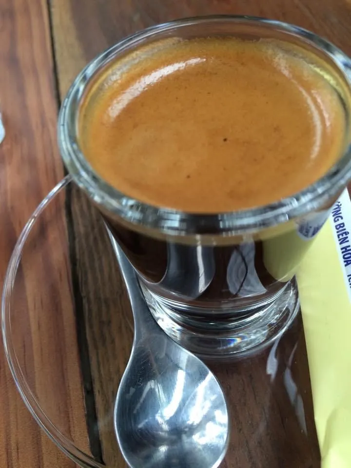 Tiêu thụ caffeine có thể giúp tăng mức năng lượng và nâng cao nhận thức trong thời gian ngắn, nhưng nếu tiêu thụ quá nhiều sẽ dẫn đến bồn chồn, lo lắng. Ảnh: PHƯƠNG LÊ. Tiêu thụ caffeine có hại cho sức khoẻ của bạn không.jpg