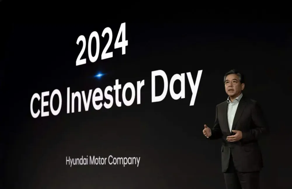 Lãnh đạo của thương hiệu Hyundai trình bày kế hoạch tại Ngày đầu tư CEO năm 2024. Ảnh: Hyundai. Thương hiệu Hyundai sẽ tăng gấp đôi dòng xe hybrid, ra mắt xe điện có phạm vi mở rộng.jpg