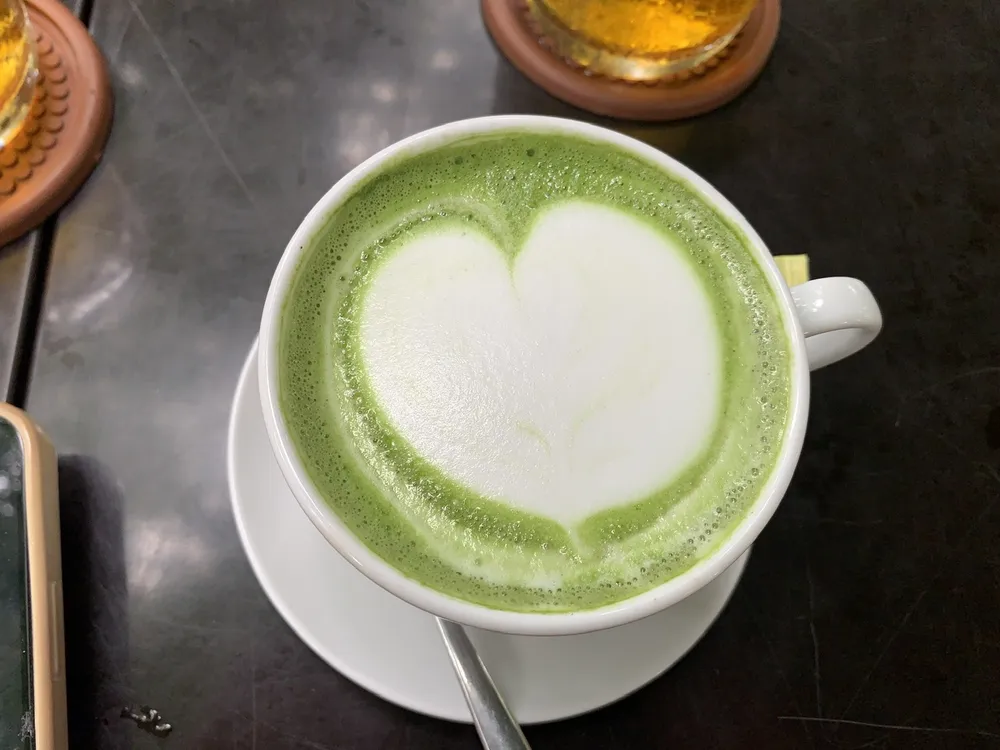 Uống cà phê và matcha đều là những thức uống chống mệt mỏi, giàu chất chống oxy hóa có thể giúp ngăn ngừa các bệnh mãn tính. Ảnh: PHƯƠNG LÊ. Uống cà phê hay matcha tốt hơn cho sức khỏe?.jpg