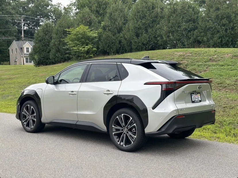 Theo tờ báo Nhật Bản Nikkei, thương hiệu Toyota cắt giảm mục tiêu sản xuất xe điện (EV) của mình xuống 33% trong vòng hai năm. Ảnh: Toyota. Thương hiệu Toyota cũng đang cắt giảm phân khúc xe điện.jpg