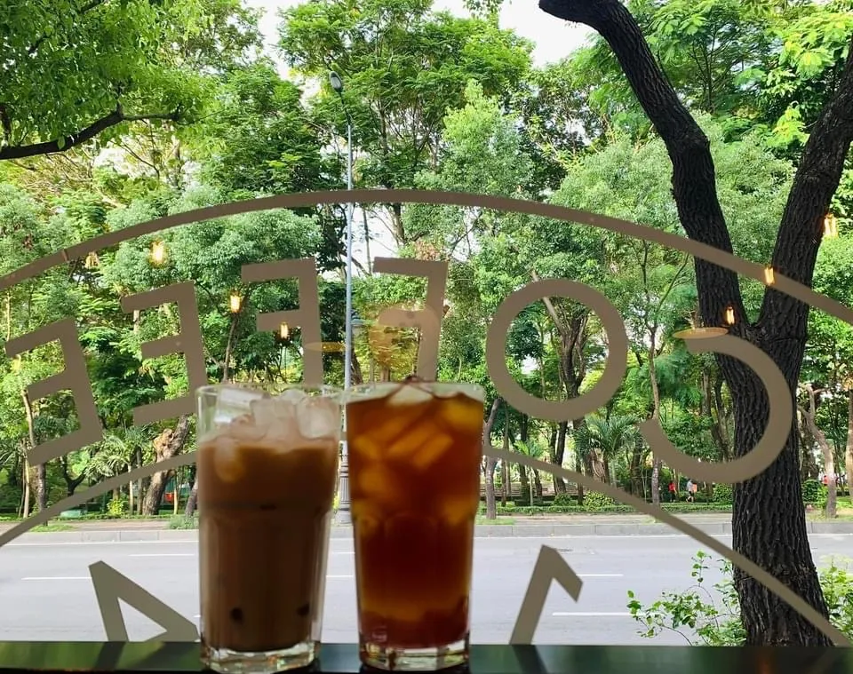Uống cà phê và nước tăng lực đều chứa các chất dinh dưỡng có lợi cho sức khỏe nhưng bạn nên hạn chế tiêu thụ quá nhiều vì nó cũng có nguy cơ tiểm ẩn. Ảnh: PHƯƠNG LÊ. Uống cà phê và Red Bull: Loại nào hiệu quả hơn?.jpg