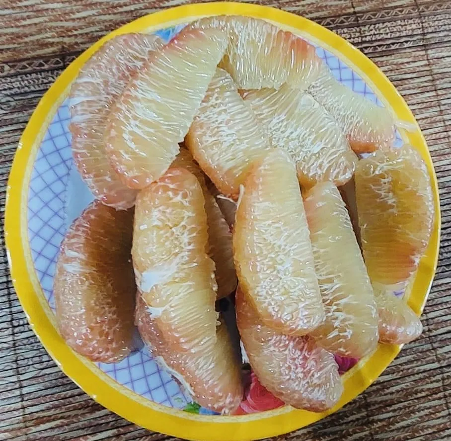 Ăn bưởi và dừa vào buổi sáng có thể bảo vệ bạn khỏi các bệnh nướu răng bởi vì chúng chứa một hợp chất tự nhiên gọi là prunin có thể giúp chống lại các bệnh nướu răng. Ảnh: PHƯƠNG LÊ. Ăn bưởi và dừa vào buổi sáng giúp bạn khỏi các bệnh nướu răng.jpg