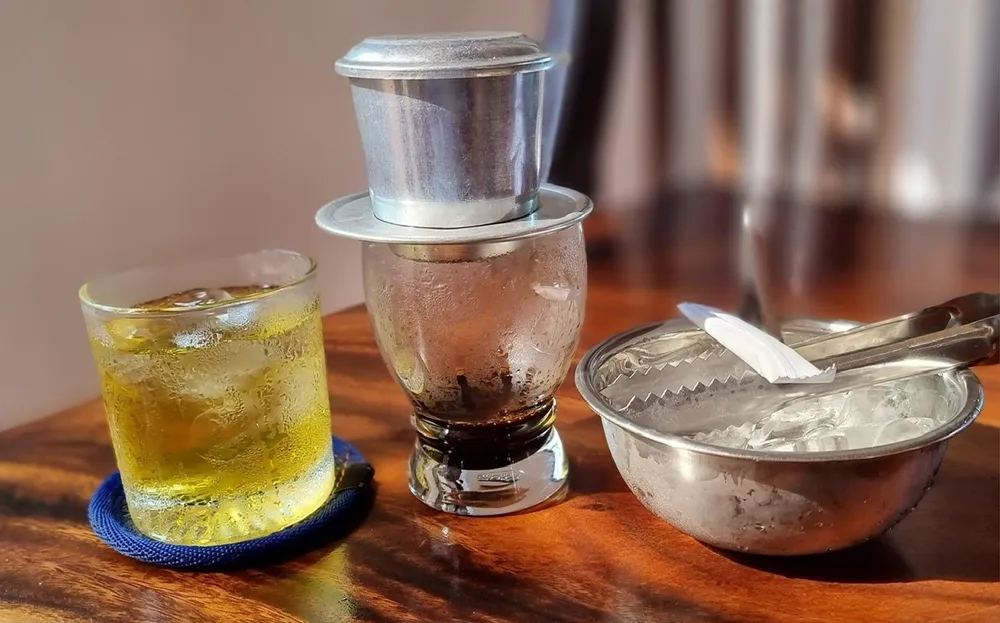 Theo dõi lượng caffeine tiêu thụ hàng ngày, uống cà phê không đường, giờ uống cà phê... là những thói quen uống cà phê sẽ giúp cuộc sống lành mạnh. Ảnh: PHƯƠNG LÊ. Thực hiện thói quen uống cà phê này giúp cuộc sống luôn lành mạnh.jpg