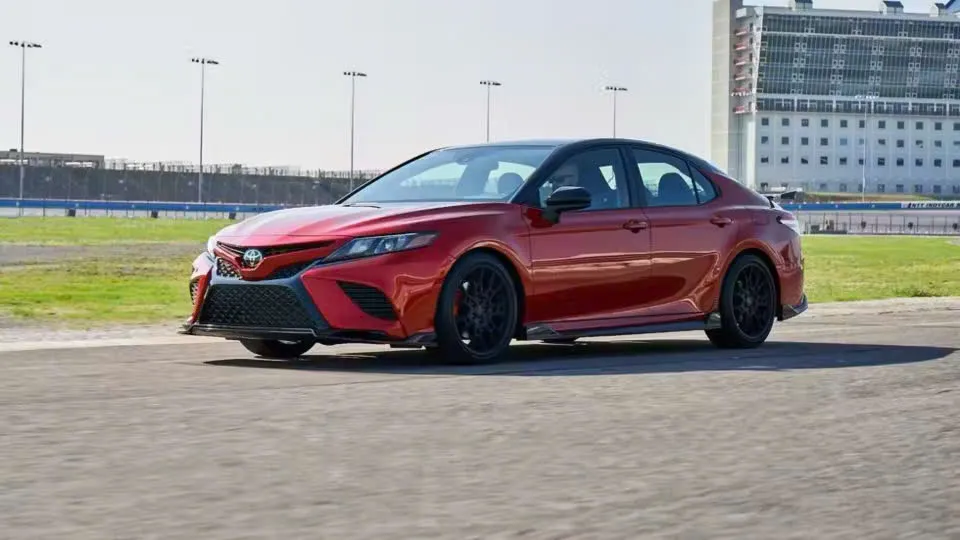 Toyota Camry là chiếc ô tô cho gia đình có cấp độ TRD, giúp tăng đáng kể sức hấp dẫn thể thao của xe. Ảnh: Toyota. Top ô tô cho gia đình với giá cả phải chăng.jpg