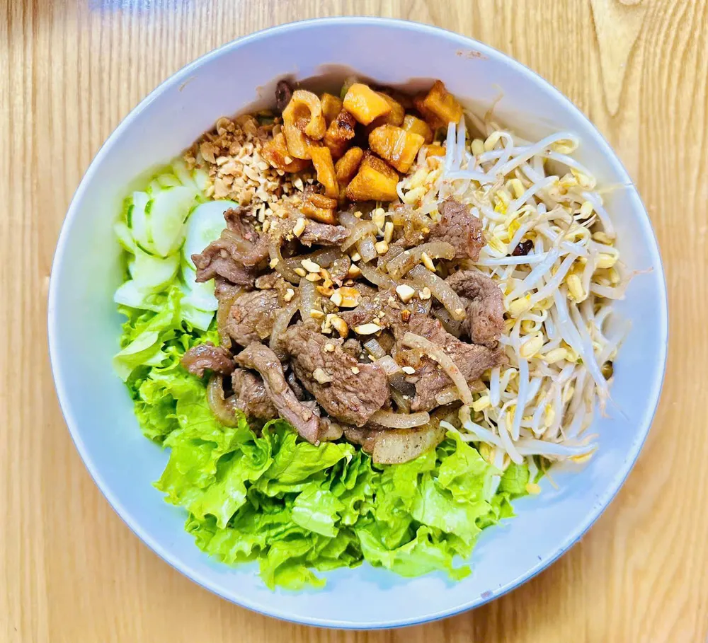Một bữa ăn cân bằng có thể tăng cường sự tập trung của bạn và cung cấp năng lượng bền vững nhằm giữ sức khoẻ tốt nhất. Ảnh: PHƯƠNG LÊ. 11 lời khuyên về chế độ ăn uống để giữ sức khoẻ khi công việc bận rộn.jpg