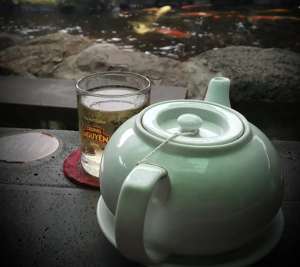 Sự kết hợp giữa uống trà và ăn bánh quy luôn phổ biến đối với nhiều người nhưng nó có thể gây hại nhiều hơn lợi đối với sức khỏe tổng thể. Ảnh: PHƯƠNG LÊ. Tại sao uống trà và ăn bánh quy lại có hại cho sức khỏe?.jpg