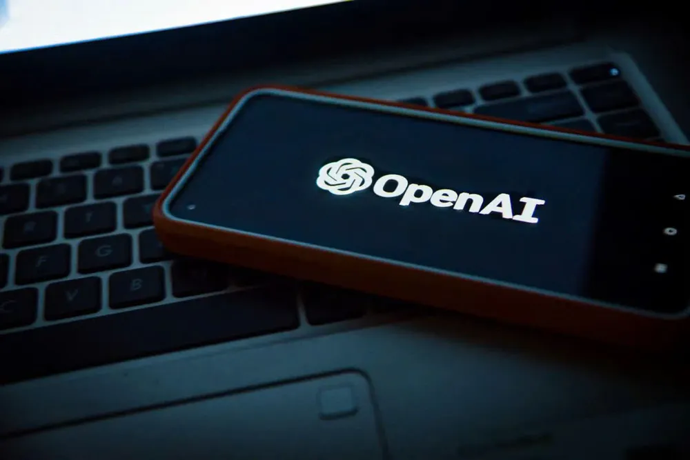 Mới đây Microsoft và OpenAI thông báo đã chi 10 triệu USD (khoảng 84,07 crore Rupee) cho các hãng tin tức để họ có thể dùng thử các công cụ AI. Ảnh: Unsplash/Levart. Microsoft và OpenAI rót 10 triệu USD hỗ trợ AI cho báo chí.jpg