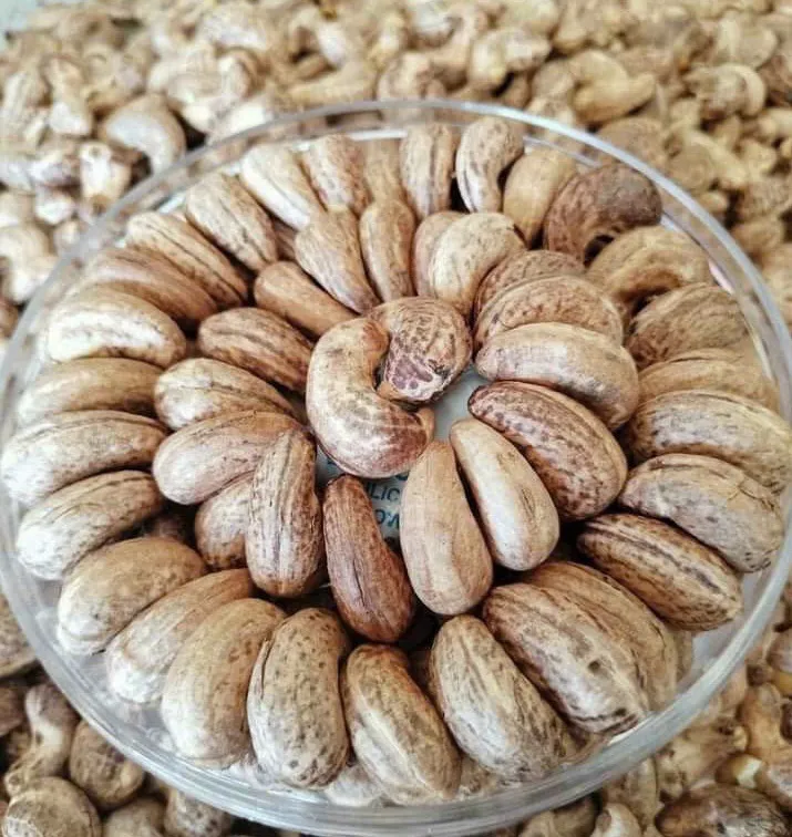 Ăn các loại hạt giàu protein như đậu phộng, hạt điều, hạnh nhân, hạt dẻ cười... là cách tuyệt vời để bổ sung protein thực vật, chất béo lành mạnh và nhiều dưỡng chất khác cho cơ thể. Ảnh: PHƯƠNG LÊ. Ăn các loại hạt giàu protein này để kiềm chế cơn đói và duy trì mức năng lượng.jpg