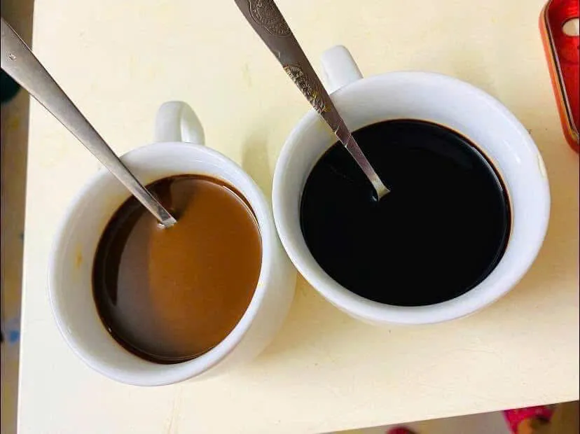 Cà phê nghệ là một loại đồ uống được làm từ hai siêu thực phẩm và có thể mang lại nhiều lợi ích cho sức khỏe như giảm cân, tăng cường khả năng miễn dịch và cải thiện tiêu hóa. Ảnh: PHƯƠNG LÊ. Thưởng thức cà phê nghệ để giảm cân và nhiều lợi ích khác.jpg