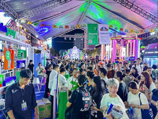 Hơn 7,000 khách tham quan và mua sắm trong ngày đầu tiên của sự kiện. Ảnh: Zalopay. Zalopay Year End Fes 2024: Siêu nhạc hội mua sắm và trải nghiệm thanh toán số.jpg