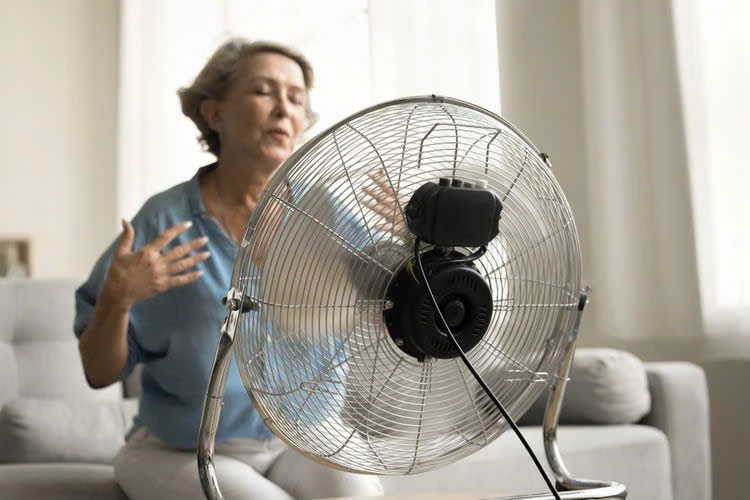 Nghiên cứu mới gióng lên hồi chuông cảnh báo: người lớn tuổi (từ 56 trở lên) sống trong vùng nắng nóng khắc nghiệt phải đối mặt với nguy cơ lão hóa sinh học nhanh hơn. Ảnh: FIZKES/GETTY IMAGES. Thời tiết cực nóng có thể đẩy nhanh quá trình lão hóa sinh học.jpg