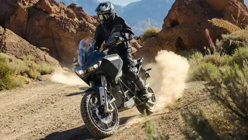 Zero DSR/X là mẫu xe phiêu lưu (adventure bike) chạy điện đầu tiên được Zero giới thiệu ra thị trường. Ảnh: Topspeed. Top mẫu xe máy điện sở hữu phạm vi hoạt động xa nhất.jpg