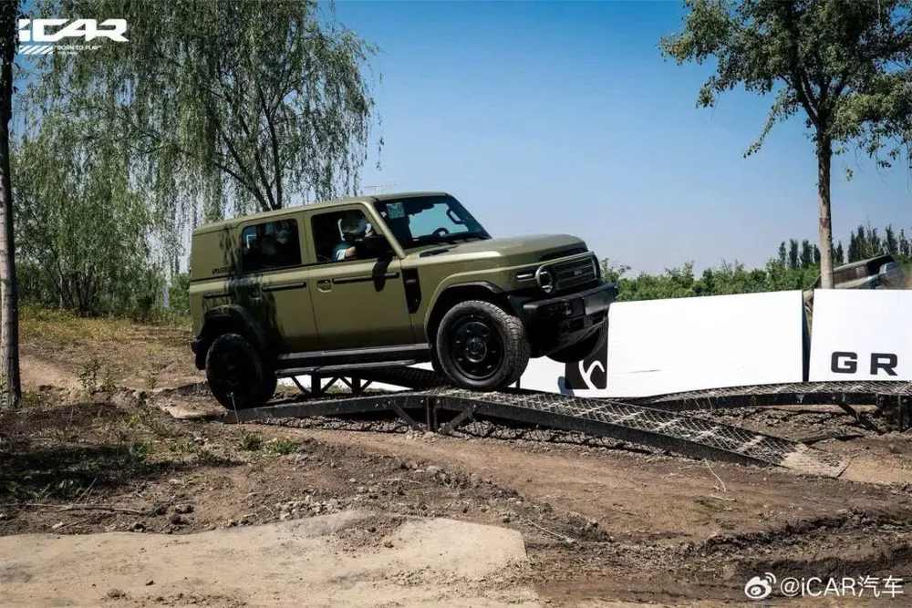 Chiếc SUV cổ điển hầm hố này trông như sự kết hợp hoàn hảo giữa Land Rover Defender và Suzuki Jimny, được thiết kế với những đường nét thẳng mạnh mẽ đầy cá tính. Ảnh: iCar. Chiếc SUV cổ điển từ Trung Quốc có giá rẻ hơn cả xe cũ.jpg