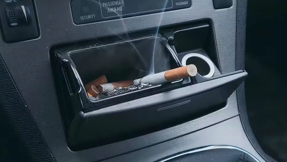 Gạt tàn thuốc lá và bật lửa. Ảnh: Hotcars. 10 tính năng cổ điển đã 'biến mất' trên ô tô hiện đại.jpg