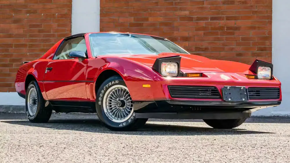 Đèn báo rẽ gắn trên chắn bùn. Ảnh: Hotcars. 10 tính năng cổ điển đã 'biến mất' trên ô tô hiện đại.jpg