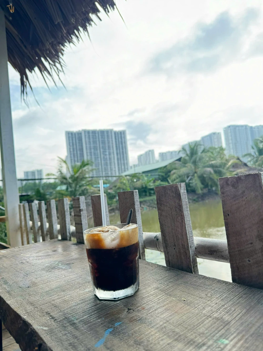 Cà phê giúp tỉnh táo, nhưng lạm dụng quá liều sẽ làm chậm phản xạ và run tay khi lái xe.jpg