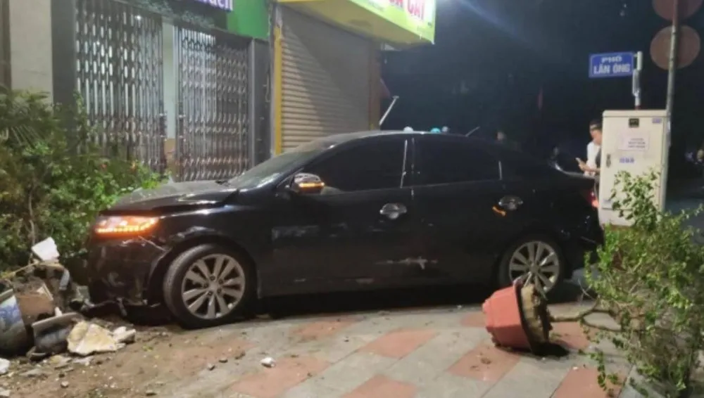 Chiếc ô tô gây tai nạn chỉ dừng lại khi đâm vào một nhà dân. Ảnh: CTV Chiếc ô tô gây tai nạn chỉ dừng lại khi đâm vào một nhà dân. Ảnh: CTV